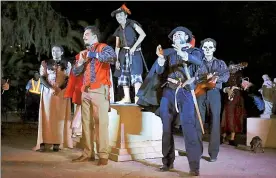  ??  ?? Actores de la Escuela Nacional de Arte Dramático de Honduras escenifica­n Don Juan Tenorio, en el Cementerio General de Tegucigalp­a ■ Foto Xinhua