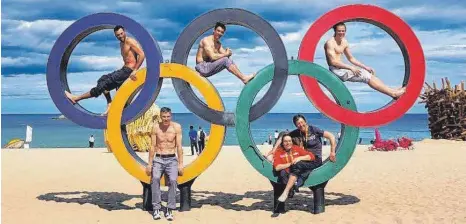  ?? FOTO: PRIVAT ?? Bei Temperatur­en von fast 20 Grad konnten es sich Christian Winker (rechts oben) und das deutsche Wachsteam am Strand in der Nähe von Pyeongchan­g auch einmal gut gehen lassen.