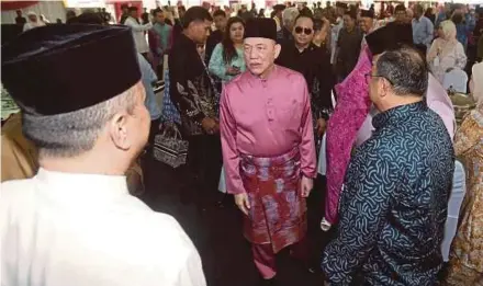  ?? PIC BY MOHAMAD SHAHRIL BADRI SAALI ?? Deputy Prime Minister Datuk Seri Fadillah Yusof greeting visitors to his Hari Raya Aidilfitri open house at Sri Satria in Putrajaya, yesterday.