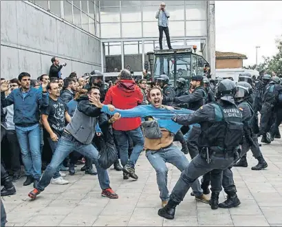  ?? DANI DUCH ?? Las imágenes de la represión policial dieron la vuelta al mundo; en esta foto, en Sant Julià de Ramis