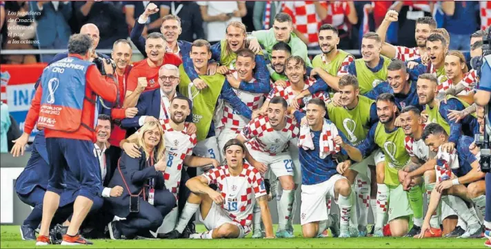  ?? ?? Los jugadores de Croacia celebraron el pase a los octavos.