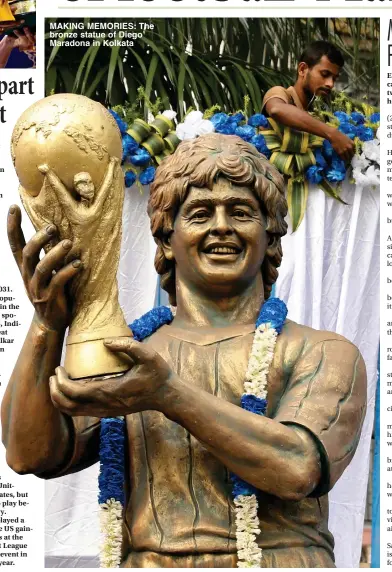  ??  ?? MAKING MEMORIES: The bronze statue of Diego Maradona in Kolkata