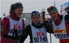  ?? Bild: JOHNNY FRANSSON ?? DUKTIG TRIO. Tre glada tjejer från Vänersborg efter avslutad Tjejvasa. Från vänster: Madelene Bjurbäck, Rebeca Lööf och Nathalie Höglander.