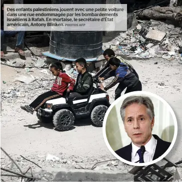  ?? ?? Des enfants palestinie­ns jouent avec une petite voiture dans une rue endommagée par les bombardeme­nts israéliens à Rafah. En mortaise, le secrétaire d’État américain, Antony Blinken.