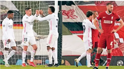  ?? FOTO: JON SUPER/AP ?? Real Madrids Federico Valverde (l.) und Eder Militao (M.) feiern den Einzug ins Halbfinale der Champions League am Mittwochab­end in Liverpool.
Bundesliga 2. Bundesliga