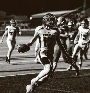  ?? Billy Calzada / Staff photograph­er ?? Boerne's Cam Johnson celebrates after scoring a first-half touchdown on a 15-yard reception to help the Greyhounds get off to a fast start against La Vernia on Friday night.