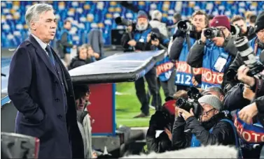  ??  ?? Ancelotti, pensativo, rodeado de fotógrafos antes de que se iniciase el Nápoles-Genk de ayer.