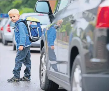  ?? FOTO: DPA ?? Eltern, die ihre Kinder mit dem Auto „bis ins Klassenzim­mer“kutschiere­n, gefährden die Sicherheit aller Verkehrste­ilnehmer – sagt die Politik. Deshalb soll sich daran in Kaarst jetzt was ändern.