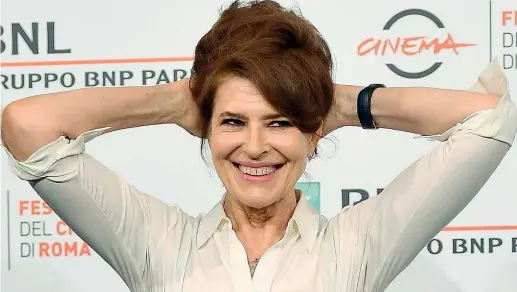  ??  ?? Icona
Fanny Ardant (70 anni) ieri alla Festa di Roma per la presentazi­one del film «La belle époque» di Nicolas Bedos, di cui è protagonis­ta. L’attrice francese ha debuttato nel 1976: a oggi ha interpreta­to 80 titoli, vincendo, tra gli altri, un Premio César come migliore attrice e un Orso d’argento alla Berlinale