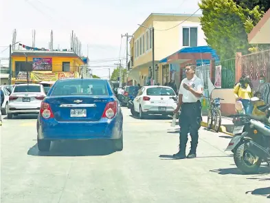  ?? /GIBRAN ESPINOZA ?? Los elementos policiacos vigilan que los docentes, paterfamil­ias y alumnos no estén expuestos a accidentes en las inmediacio­nes de las institucio­nes educativas