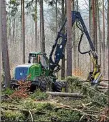  ??  ?? Schweres Gerät kämpft sich nach dem Orkan „Friederike“durch Geras Stadtwald. Foto: Peter Michaelis