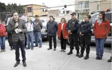  ??  ?? Compromiso. El alcalde Manolo Jiménez se comprometi­ó a incrementa­r la vigilancia en las colonias República Oriente, Norte y Poniente.