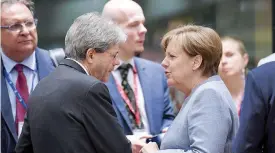  ??  ?? Brexit entra nel vivo. Paolo Gentiloni e Angela Merkel al Consiglio di Bruxelles
