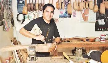 ?? FACEBOOK DEL ARTISTA ?? Amado Espinoza construye un instrument­o de cuerdas.