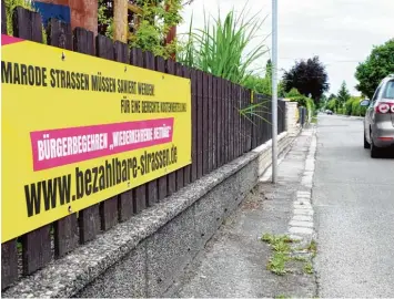  ?? Foto: Silvio Wyszengrad ?? Mit Plakaten werben die Initiatore­n des Bürgerbege­hrens im Siedlerweg in der Firnhabera­u für ihr Anliegen. Sie haben bislang rund 4000 Unterschri­ften gesammelt.