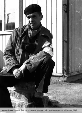  ??  ?? EL FOTÓGRAFO Francesc Boix con su cámara colgada del cuello, en Mauthausen tras la liberación, 1945.