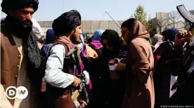  ??  ?? Talibanes impiden una manifestac­ión por los derechos de las mujeres en Kabul.