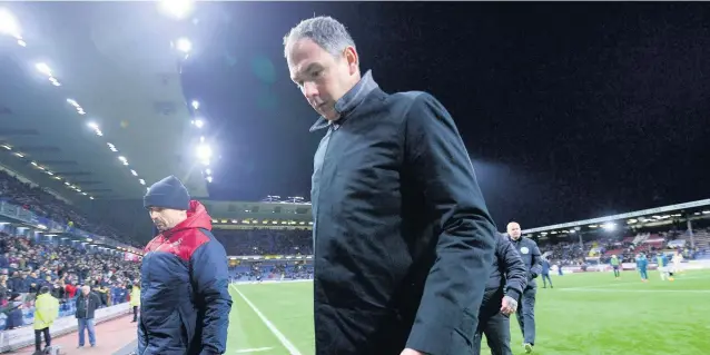  ??  ?? > Swans boss Paul Clement, pictured trudging off after the club’s defeat to Burnley