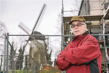  ??  ?? Wilhelm Damschen an der Baerler Mühle. Links neben dem Bauzaun steht bereits ein weiteres Haus, Hier der einzig freie Blick von der Augustastr­aße aus.