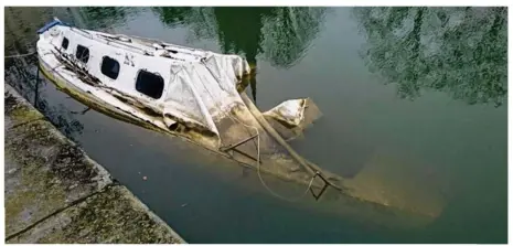  ??  ?? Le voilier coulé au niveau de l’écluse de Gardouch restera-t-il encore longtemps au fond de l’ouvrage de Riquet ?