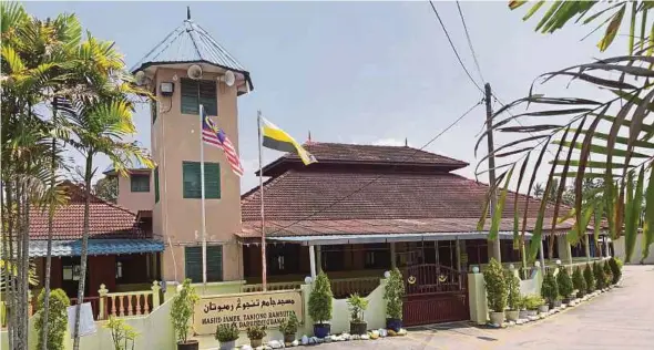  ??  ?? The Jamek Mosque in Tanjung Rambutan is on the southern bank of Sungai Kinta and surrounded by the Malay village of Kampung Masjid.