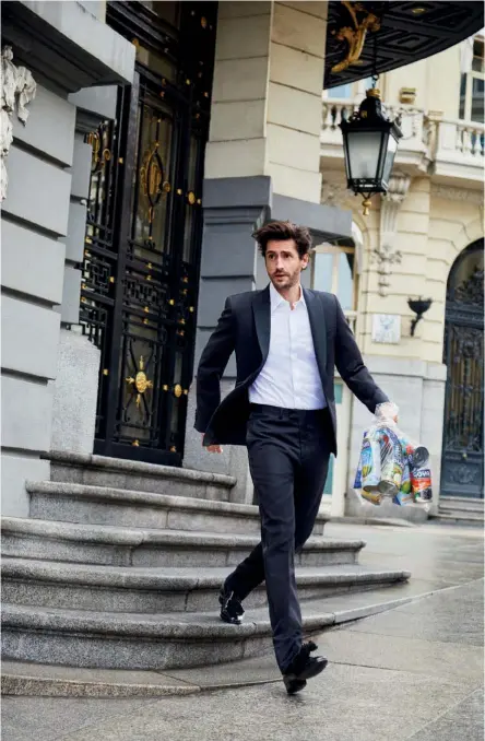  ??  ?? Juan Diego Botto, después de desvalijar de productos Goya un ultramarin­os, huye con traje y camisa de Mirto,
calcetines de Cóndor y zapatos de Jimmy Choo.