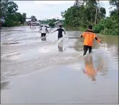  ?? CALVIN/KALTENG POS/JPG ?? DERAS: Kondisi jalan di Kilometer 50 trans-Pangkalan Bun–Sampit yang terendam banjir dengan arus deras terancam putus.