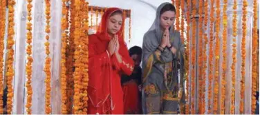  ?? Agence France-presse ?? ↑
Pilgrims offer prayers at the mausoleum of Maharaja Ranjit Singh, the founder of the Sikh empire, in Lahore on Tuesday.