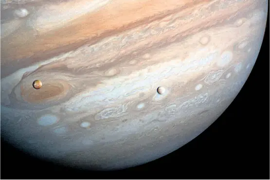  ??  ?? Im Jahr 1610 entdeckte Galileo Galilei die ersten Jupitertra­banten. Heute kennt man schon 79 Objekte, die den Gasriesen umkreisen.
