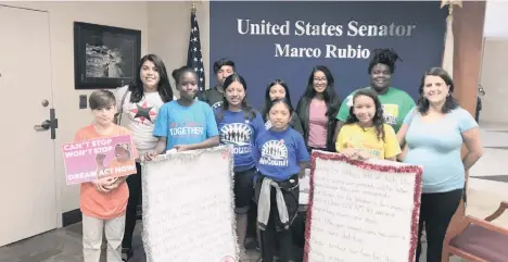  ?? /SUMINISTRA­DA ?? Activistas y niños nacidos en EEUU de padres indocument­ados entregan cartas al senador Marco Rubio a favor del “DREAM Act”.