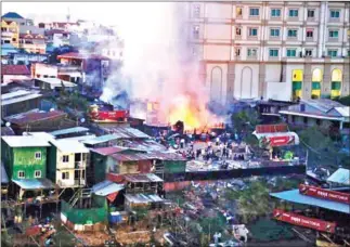  ?? HONG MENEA ?? A view of a fire that destroyed 40 homes in a Daun Penh district slum last March. Yesterday officials released a new disaster response plan for dealing with issues like floods and fires.