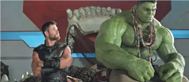  ?? STUDIOS MARVEL ?? Thor (Chris Hemsworth, left) and the Hulk (Mark Ruffalo) share a moment in "Thor: Ragnarok."