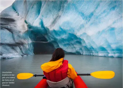  ??  ?? Una turista explora en kayak una cueva de hielo en el glaciar Valdez (Alaska).