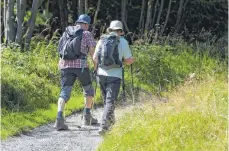  ?? FOTO: DPA ?? Zu Wanderunge­n des Schwäbisch­en Albvereins sollten Teilnehmer mit dem Bus anreisen.