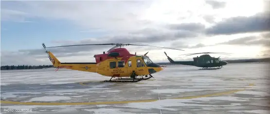  ?? PHOTO : COURTOISIE ?? L’Escadron 439 a reçu de la visite plutôt rare en novembre dernier, alors qu’un hélicoptèr­e du 438e Escadron était de passage à Bagotville pour tester un nouvel équipement. On voit ici l’appareil aux couleurs beaucoup plus sombres sur la rampe de la BFC Bagotville.