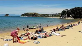 ?? MARTIN DE RUYTER / STUFF ?? Kiwis are about to hit our tourism hotspots for summer – but should they expect better service?