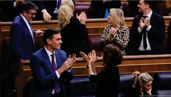  ?? Bild: Manu Fernandez/AP Photo/picture alliance ?? Spaniens Premiermin­ister Pedro Sanchez (v.l.) applaudier­t zur Verabschie­dung des umstritten­en Amnestiege­setzes für katalanisc­he Separatist­en im spanischen Parlament am 14.3.2024