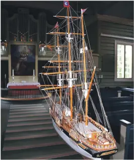  ??  ?? SKUTE: En modell av seilskuta Polykarp henger i Landvik kirke. Menigheten fikk modellen på 90-tallet.