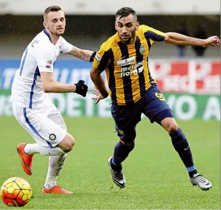  ?? — AP ?? No time to waste: Verona’s Mohamed Fares (right) in action against Inter Milan’s Marcelo Brozovic during their Serie A match at the Bentegodi Stadium yesterday. The match ended 3-3.