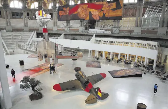  ?? Ricard Cugat ?? La instalació­n de Francesc Torres en la Sala Oval del MNAC, con un bombardero Túpolev SB-2 suspendido del techo y un caza Polikárpov I-16 en el suelo.