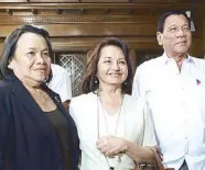  ??  ?? Merly Cruz, former President Gloria Arroyo, and President Rodrigo Duterte