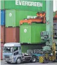  ?? FOTO: DPA ?? Container im Hafen von Tokio (Japan). Die EU und Japan haben sich auf ein umfassende­s Freihandel­sabkommen geeinigt.