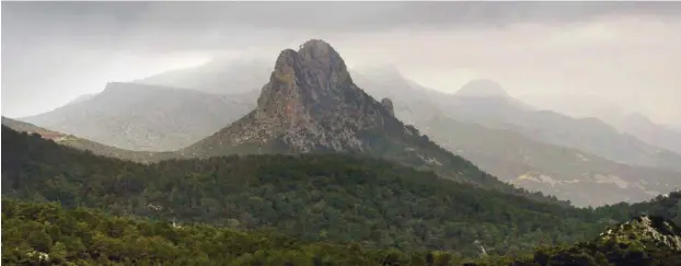  ?? Foto: imago/imagebroke­r ?? Seit 43 Jahren düstere Wolken über dem sonst sonnigen Zypern – meist nicht so romantisch wie hier am Fünf-Finger-Berg im Hinterland der Nord-Hafenstadt Girne