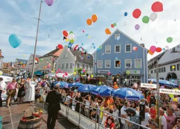  ?? Archivfoto: Wolfgang Kahler ?? Das letzte Stadtfest in Ichenhause­n fand 2019 statt. Hunderte bunte Luftballon­s sorgten für einen farbenpräc­htigen Auftakt der Veranstalt­ung.