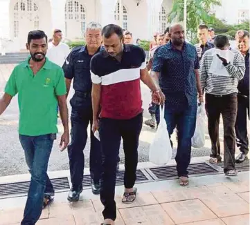  ?? PIC BY MOHD HAFIZEE MOHD AROP ?? (From right) S. Mathavan, S. Logeswaran and L. Keleman being led to the High Court in Ipoh yesterday.