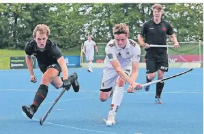  ?? FOTO: SUSANNE BREITHAUPT ?? Lucas Pieter Wuts (links) und Jonas Röder (rechts) im Duell mit dem SC Frankfurt. Das Hinspiel verlor der GHTC mit 2:3.