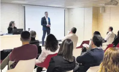  ?? MEDITERRÁN­EO ?? El vicepresid­ente de la Diputación de Castellón, Héctor Folgado, durante una reunión previa con técnicos locales.