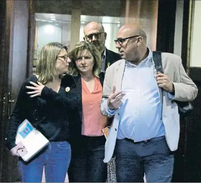  ?? BERNAT VILARÓ / ACN ?? Elsa Artadi ahir al Parlament acompanyad­a per Teresa Pallarès, Eduard Pujol i Ferran Roquer