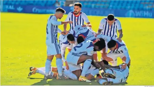  ?? JOSUÉ CORREA ?? Los jugadores del Recreativo celebran uno de sus seis tantos en el choque ante el Marino.