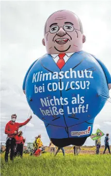  ?? FOTO: MALTE KRUDEWIG/DPA ?? Die Aktivisten von Campact kämpfen für mehr Klimaschut­z. Im Wahlkreis Sigmaringe­n wenden sie sich dabei gezielt gegen einen Kandidaten – und machen im Wahlkampf Stimmung gegen ihn.
